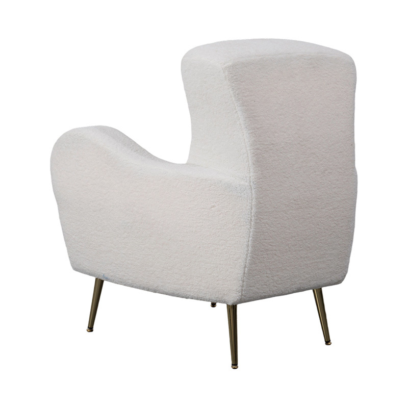 Scaun unic din faux sherpa crem cu spătar curbat, picioare din metal auriu și cotiere Scaun unic din faux sherpa crem cu spătar curbat, picioare din metal auriu și cotiere