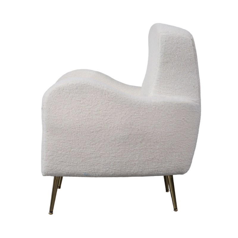Scaun unic din faux sherpa crem cu spătar curbat, picioare din metal auriu și cotiere Scaun unic din faux sherpa crem cu spătar curbat, picioare din metal auriu și cotiere